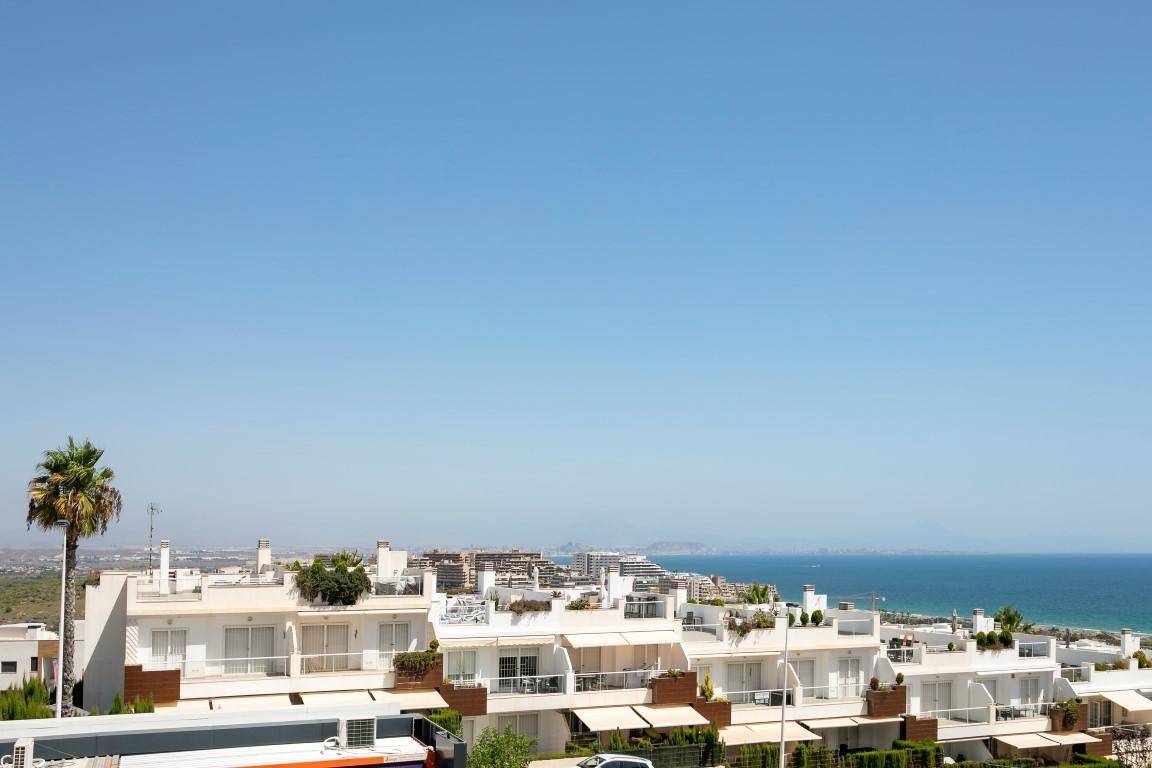 Luxury apartments in Gran Alacant with sea views and beach access